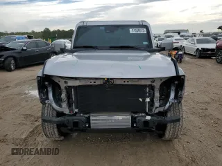 2024 Ford Bronco Outer Banks z VIN 1FMDE8BH6RLA98169, wystawiony jako Copart lot #51036615 z przebiegiem 3 859 mil mil oraz Szkoda całkowita • Salvage title. Historia ofert i sprzedaży dostępna na DreamBid. Obrazek 5.