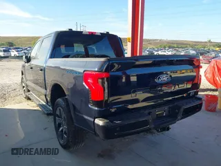 2024 Ford F-150 Lightning z VIN 1FTVW3L72RWG23113, wystawiony jako IAAI lot #41447854 z przebiegiem 1 917 mil mil oraz . Historia ofert i sprzedaży dostępna na DreamBid. Obrazek 3.