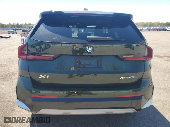2025 BMW X1 xDrive28i z VIN WBX73EF04S5087145, wystawiony jako Copart lot #55381395 z przebiegiem 2551 mil mil oraz Szkody całkowita. Historia ofert i sprzedaży dostępna na DreamBid. Obrazek 6.