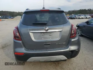 2020 Buick Encore Essence z VIN KL4CJGSB6LB020497, wystawiony jako Copart lot #43624955 z przebiegiem 99 448 mil mil oraz Tytuł czysty. Historia ofert i sprzedaży dostępna na DreamBid. Obrazek 6.