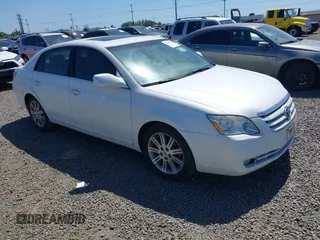 2005 Toyota Avalon XL z VIN 4T1BK36B85U041775, wystawiony jako IAAI lot #42381534 z przebiegiem 129 524 mil mil oraz . Historia ofert i sprzedaży dostępna na DreamBid. Obrazek 1.