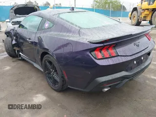 2024 Ford Mustang EcoBoost z VIN 1FA6P8TH4R5118287, wystawiony jako IAAI lot #41879332 z przebiegiem 18 301 mil mil oraz . Historia ofert i sprzedaży dostępna na DreamBid. Obrazek 3.