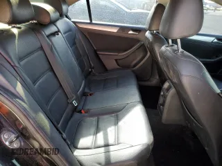 2014 Volkswagen Jetta SE z VIN 3VWD07AJ3EM354078, wystawiony jako Copart lot #63523535 z przebiegiem 137 118 mil mil oraz Czysty tytuł • Clean title. Historia ofert i sprzedaży dostępna na DreamBid. Obrazek 10.