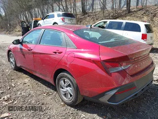2025 Hyundai Elantra SE z VIN KMHLL4DG4SU856802, wystawiony jako IAAI lot #42102646 z przebiegiem 1 555 mil mil oraz . Historia ofert i sprzedaży dostępna na DreamBid. Obrazek 3.