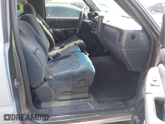 2004 Chevrolet Silverado 1500 LS with VIN 1GCEC14T24Z215856, listed as a IAAI auction lot 41840514 with 137,747 mi miles. Bid and sale history available at carsss.com. Image 5.