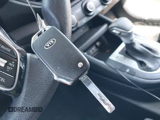 2020 Kia Forte LXS z VIN 3KPF24AD6LE252277, wystawiony jako IAAI lot #41813655 z przebiegiem 61 919 mil mil oraz . Historia ofert i sprzedaży dostępna na DreamBid. Obrazek 11.