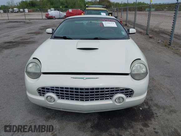 2003 Ford Thunderbird Deluxe z VIN 1FAHP60A03Y113355, wystawiony jako IAAI lot #41890414 z przebiegiem 147 620 mil mil oraz . Historia ofert i sprzedaży dostępna na DreamBid. Obrazek 12.