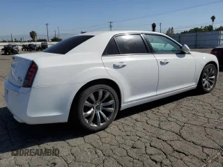 2014 Chrysler 300 S z VIN 2C3CCABG2EH273081, wystawiony jako Copart lot #56634365 z przebiegiem 117 686 mil mil oraz Czysty tytuł • Clean title. Historia ofert i sprzedaży dostępna na DreamBid. Obrazek 3.