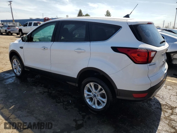 2019 Ford Escape SE z VIN 1FMCU9GD6KUB85600, wystawiony jako Copart lot #53521945 z przebiegiem 106 906 mil mil oraz Czysty tytuł • Clean title. Historia ofert i sprzedaży dostępna na DreamBid. Obrazek 2.