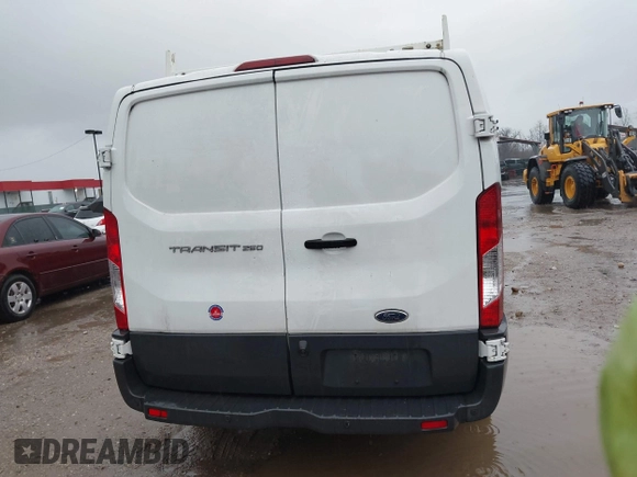 2017 Ford Transit z VIN 1FTYR1ZM2HKA27107, wystawiony jako IAAI lot #41047863 z przebiegiem 87 219 mil mil oraz . Historia ofert i sprzedaży dostępna na DreamBid. Obrazek 16.