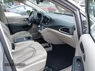 2021 Chrysler Pacifica Touring L with VIN 2C4RC1BG3MR552828, listed as a IAAI auction lot 42207838 with 67,917 mi miles and . Bid and sale history available at DreamBid. Image 5.