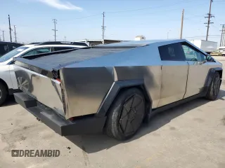 2024 Tesla Cybertruck z VIN 7G2CEHED9RA047674, wystawiony jako Copart lot #61213915 z przebiegiem 1 323 mil mil oraz Szkoda całkowita • Salvage title. Historia ofert i sprzedaży dostępna na DreamBid. Obrazek 3.