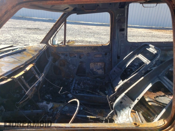 1986 Ford Bronco z VIN 1FMCU14TXGUD18203, wystawiony jako Copart lot #47194155 z przebiegiem Nie podano mil oraz Czysty tytuł • Clean title. Historia ofert i sprzedaży dostępna na DreamBid. Obrazek 7.