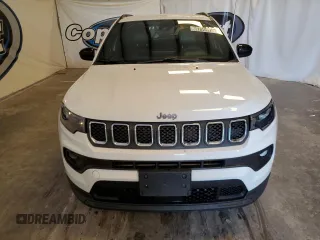 2023 Jeep Compass Latitude z VIN 3C4NJDBN7PT552997, wystawiony jako Copart lot #64716475 z przebiegiem 58 066 mil mil oraz Czysty tytuł • Clean title. Historia ofert i sprzedaży dostępna na DreamBid. Obrazek 5.