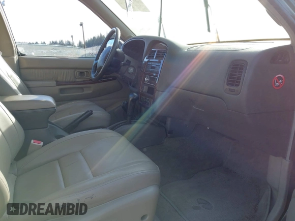 1997 Infiniti QX4 z VIN JNRAR05Y3VW000457, wystawiony jako IAAI lot #41714875 z przebiegiem 302 199 mil mil oraz . Historia ofert i sprzedaży dostępna na DreamBid. Obrazek 5.