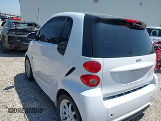 2013 Smart fortwo Pure z VIN WMEEJ3BA1DK649652, wystawiony jako IAAI lot #42040488 z przebiegiem 102 625 mil mil oraz . Historia ofert i sprzedaży dostępna na DreamBid. Obrazek 3.