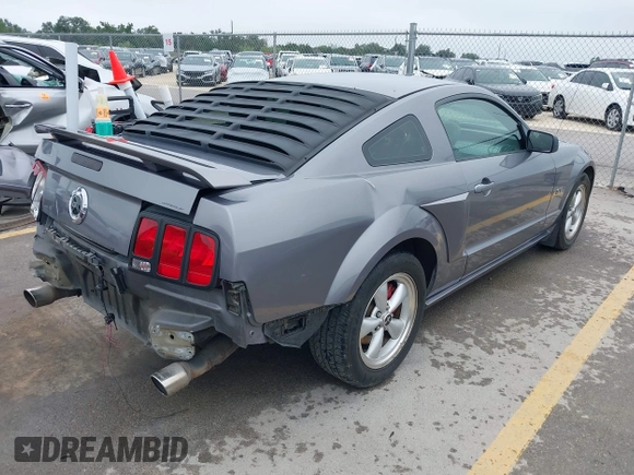 2006 Ford Mustang GT Deluxe z VIN 1ZVHT82H065132924, wystawiony jako IAAI lot #42402048 z przebiegiem 146 526 mil mil oraz . Historia ofert i sprzedaży dostępna na DreamBid. Obrazek 4.