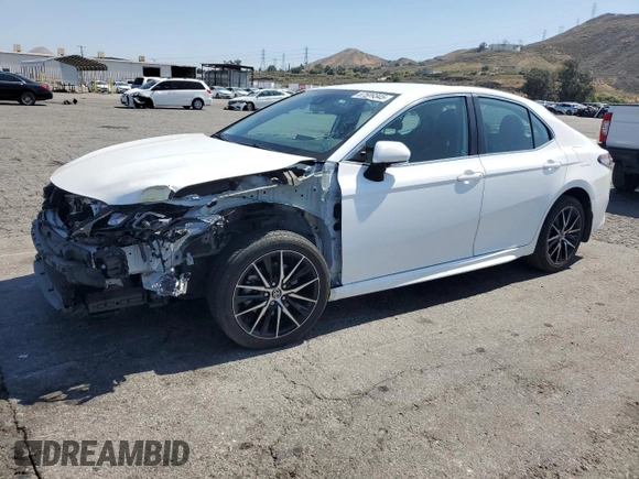 2023 Toyota Camry SE z VIN 4T1G11AK5PU822423, wystawiony jako Copart lot #57509345 z przebiegiem 43 592 mil mil oraz Szkoda całkowita • Salvage title. Historia ofert i sprzedaży dostępna na DreamBid. Obrazek 1.