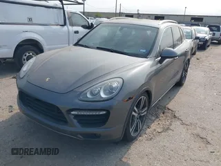 2012 Porsche Cayenne Turbo с VIN WP1AC2A29CLA80486, выставлен на аукционе IAAI как лот 42324263 с пробегом 106 588 миль миль и . История ставок и продаж доступна на DreamBid. Изображение 17.