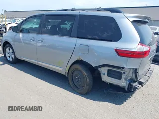 2017 Toyota Sienna LE Auto Access Seat z VIN 5TDKZ3DC9HS841120, wystawiony jako IAAI lot #42755500 z przebiegiem 65 952 mil mil oraz . Historia ofert i sprzedaży dostępna na DreamBid. Obrazek 3.
