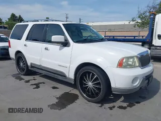 2004 Lincoln Navigator Luxury with VIN 5LMFU27R84LJ32810, listed as a IAAI auction lot 42056570 with 187,304 mi miles. Bid and sale history available at carsss.com. Image 1.