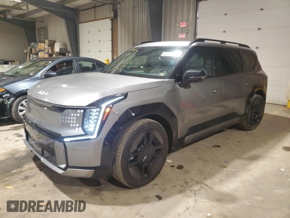 2024 Kia EV9 GT-Line with VIN KNDAEFS56R6020345, listed as a Copart auction lot 81642334 with 6,985 mi miles and Salvage Title. Bid and sale history available at carsss.com. Image 1.