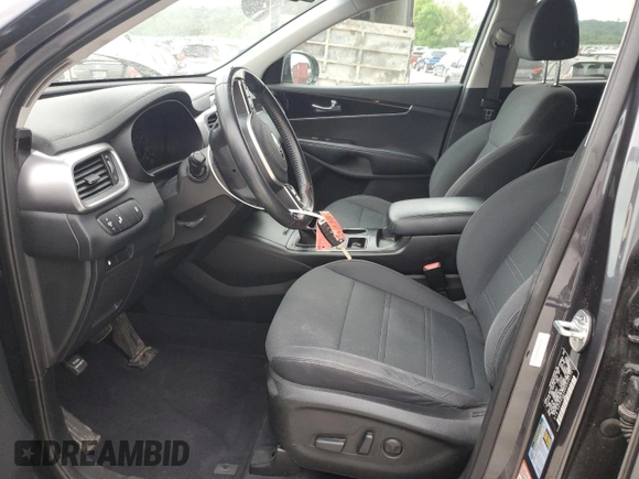2019 Kia Sorento LX z VIN 5XYPG4A34KG534173, wystawiony jako Copart lot #57404535 z przebiegiem 112 688 mil mil oraz Szkoda całkowita • Salvage title. Historia ofert i sprzedaży dostępna na DreamBid. Obrazek 7.