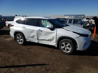 2022 Toyota Highlander LE z VIN 5TDBZRBH4NS246673, wystawiony jako Copart lot #40898463 z przebiegiem 2 366 mil mil oraz . Historia ofert i sprzedaży dostępna na DreamBid. Obrazek 4.