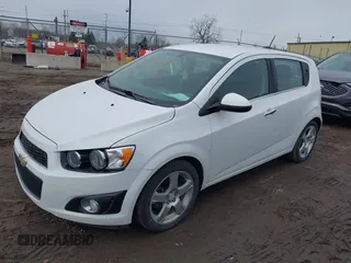 2016 Chevrolet Sonic LTZ z VIN 1G1JE6SB9G4146075, wystawiony jako IAAI lot #41750534 z przebiegiem 103 240 mil mil oraz . Historia ofert i sprzedaży dostępna na DreamBid. Obrazek 2.