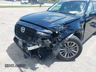 2025 Mazda CX-90 Preferred z VIN JM3KKBHD7S1200318, wystawiony jako IAAI lot #42045306 z przebiegiem 4 886 mil mil oraz . Historia ofert i sprzedaży dostępna na DreamBid. Obrazek 6.