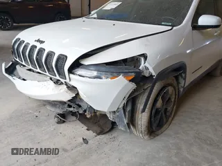 2018 Jeep Cherokee Latitude z VIN 1C4PJMCB3JD561285, wystawiony jako IAAI lot #42123569 z przebiegiem 151 886 mil mil oraz . Historia ofert i sprzedaży dostępna na DreamBid. Obrazek 6.