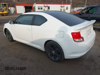 2011 Scion tC z VIN JTKJF5C75B3017346, wystawiony jako IAAI lot #41683984 z przebiegiem 109 342 mil mil oraz . Historia ofert i sprzedaży dostępna na DreamBid. Obrazek 3.