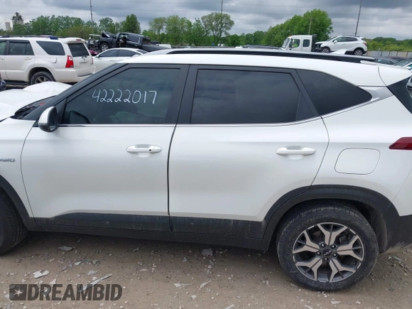 2022 Kia Seltos EX z VIN KNDERCAA0N7238739, wystawiony jako IAAI lot #42222017 z przebiegiem 72 565 mil mil oraz . Historia ofert i sprzedaży dostępna na DreamBid. Obrazek 15.