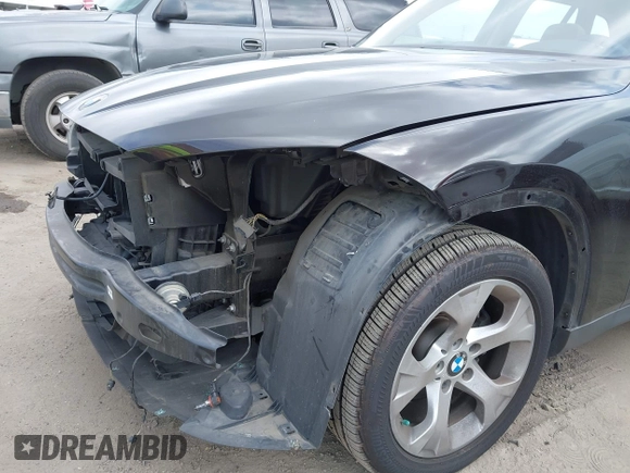 2015 BMW X1 sDrive28i z VIN WBAVM1C52FVW56961, wystawiony jako IAAI lot #42053931 z przebiegiem 97 648 mil mil oraz . Historia ofert i sprzedaży dostępna na DreamBid. Obrazek 6.
