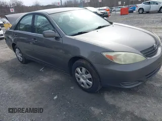 2004 Toyota Camry LE z VIN 4T1BE32K44U846281, wystawiony jako IAAI lot #41740369 z przebiegiem 162 558 mil mil oraz . Historia ofert i sprzedaży dostępna na DreamBid. Obrazek 1.