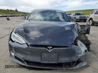 2017 Tesla Model S 100D z VIN 5YJSA1E25HF187898, wystawiony jako Copart lot #60829025 z przebiegiem 82 823 mil mil oraz Szkoda całkowita • Salvage title. Historia ofert i sprzedaży dostępna na DreamBid. Obrazek 5.