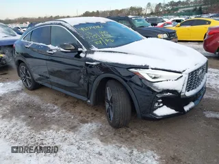 2023 Infiniti QX55 Essential z VIN 3PCAJ5KR1PF114918, wystawiony jako IAAI lot #41374722 z przebiegiem 13 775 mil mil oraz . Historia ofert i sprzedaży dostępna na DreamBid. Obrazek 1.