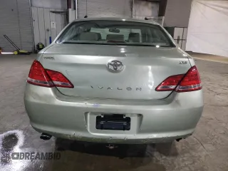 2006 Toyota Avalon XL z VIN 4T1BK36B46U090893, wystawiony jako Copart lot #60064325 z przebiegiem 142 546 mil mil oraz Czysty tytuł • Clean title. Historia ofert i sprzedaży dostępna na DreamBid. Obrazek 6.