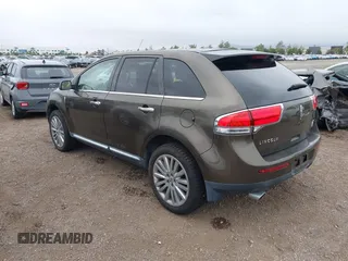 2011 Lincoln MKX z VIN 2LMDJ8JK2BBJ23510, wystawiony jako IAAI lot #42425759 z przebiegiem 138 844 mil mil oraz . Historia ofert i sprzedaży dostępna na DreamBid. Obrazek 3.