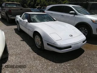 1993 Chevrolet Corvette z VIN 1G1YY23P0P5116854, wystawiony jako IAAI lot #42560482 z przebiegiem 90 521 mil mil oraz . Historia ofert i sprzedaży dostępna na DreamBid. Obrazek 1.