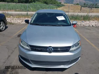 2014 Volkswagen Jetta SE z VIN 3VWD17AJ6EM234451, wystawiony jako IAAI lot #42544809 z przebiegiem 140 009 mil mil oraz . Historia ofert i sprzedaży dostępna na DreamBid. Obrazek 13.