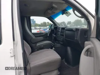2014 Chevrolet Express Passenger LS z VIN 1GNSGBF43E1184305, wystawiony jako IAAI lot #42537616 z przebiegiem 35 596 mil mil oraz . Historia ofert i sprzedaży dostępna na DreamBid. Obrazek 5.