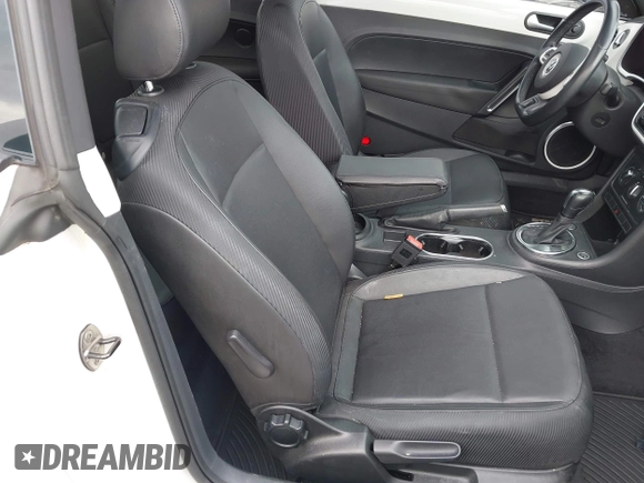 2013 Volkswagen Beetle 2.5L с VIN 3VWJP7AT8DM666427, выставлен на аукционе IAAI как лот 42351089 с пробегом 121 659 миль миль и . История ставок и продаж доступна на DreamBid. Изображение 5.