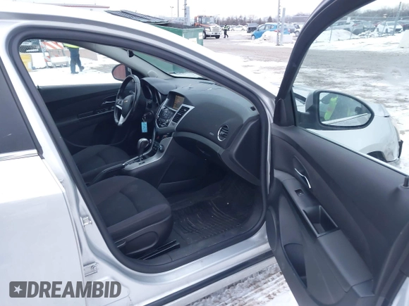 2014 Chevrolet Cruze 1LT z VIN 1G1PC5SB3E7224548, wystawiony jako IAAI lot #41318399 z przebiegiem 185 087 mil mil oraz . Historia ofert i sprzedaży dostępna na DreamBid. Obrazek 5.