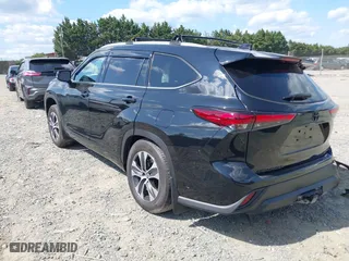 2022 Toyota Highlander XLE with VIN 5TDGZRBH1NS240125, listed as a IAAI auction lot 40176703 with 24,833 mi miles. Bid and sale history available at carsss.com. Image 3.
