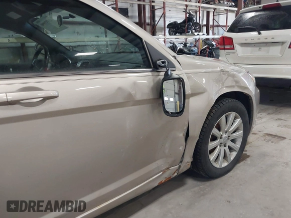 2014 Chrysler 200 Touring z VIN 1C3CCBBBXEN231601, wystawiony jako IAAI lot #41853990 z przebiegiem 169 411 mil mil oraz . Historia ofert i sprzedaży dostępna na DreamBid. Obrazek 12.