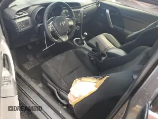 2013 Scion tC z VIN JTKJF5C71D3052789, wystawiony jako Copart lot #57482475 z przebiegiem 148 706 mil mil oraz Szkoda całkowita • Salvage title. Historia ofert i sprzedaży dostępna na DreamBid. Obrazek 8.