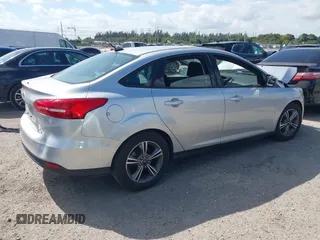 2018 Ford Focus SE z VIN 1FADP3FE3JL220529, wystawiony jako IAAI lot #41564216 z przebiegiem 16 883 mil mil oraz . Historia ofert i sprzedaży dostępna na DreamBid. Obrazek 4.