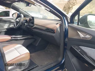 2023 Volkswagen ID.4 Pro z VIN 1V2DNPE8XPC019169, wystawiony jako IAAI lot #41313501 z przebiegiem 32 552 mil mil oraz . Historia ofert i sprzedaży dostępna na DreamBid. Obrazek 5.