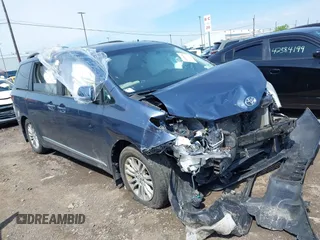2017 Toyota Sienna XLE Auto Access Seat z VIN 5TDYZ3DC2HS864152, wystawiony jako IAAI lot #42379384 z przebiegiem 107 897 mil mil oraz . Historia ofert i sprzedaży dostępna na DreamBid. Obrazek 1.